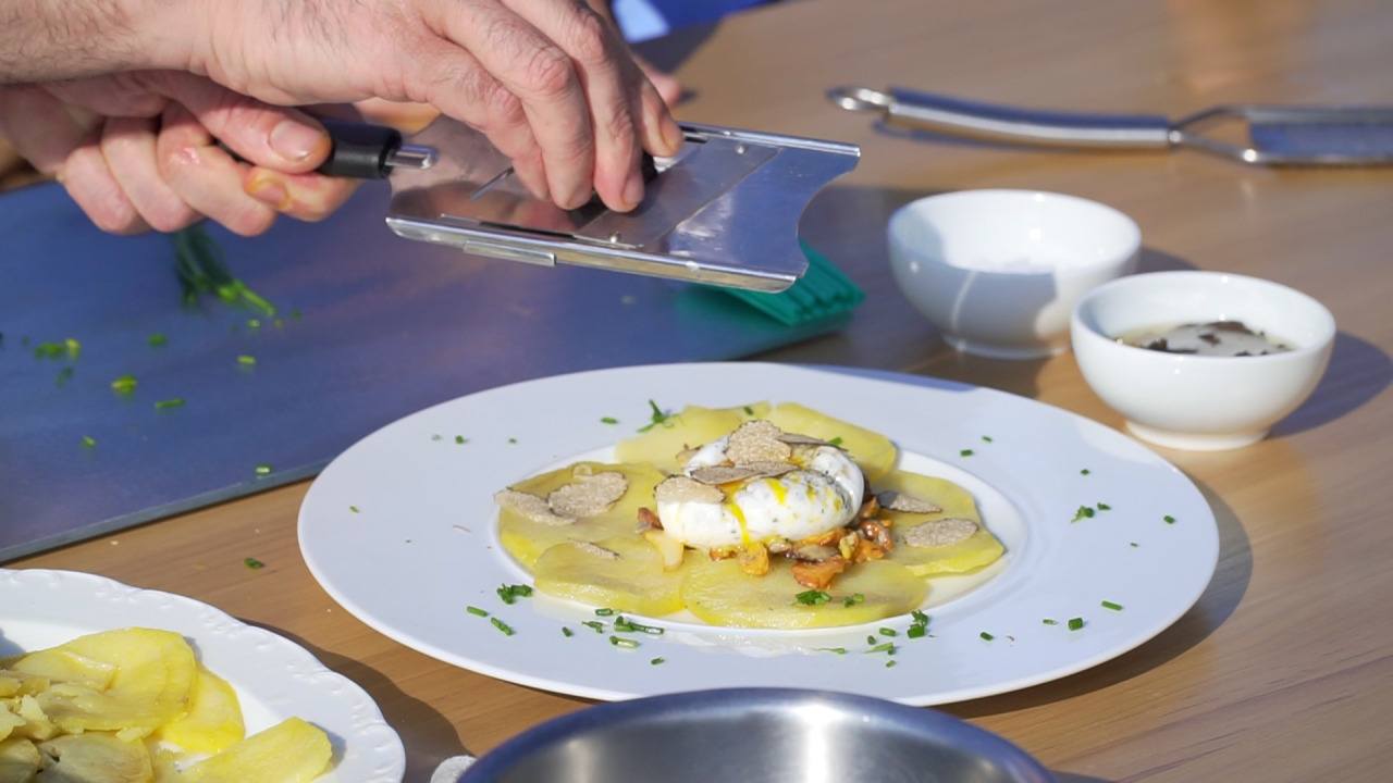 Preparación de Huevos Trufados con Patatas y Setas